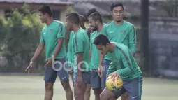 Beny Wahyudi tampak asik sendiri dengan dunianya saat bergaya layaknya mirip pemain basket pada sesi latihan di Hotel Grand Fourwings, (17/12/2016). (Bola.com/Vitalis Yogi Trisna)