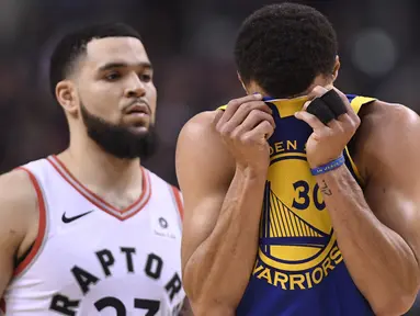 Pebasket Golden State Warriors, Stephen Curry, tampak kecewa usai dikalahkan Toronto Raptors pada laga Final NBA di Scotiabank Arena, Toronto, Kamis (30/5). Raptors menang 118-109 atas Warriors. (AP/Frank Gunn)