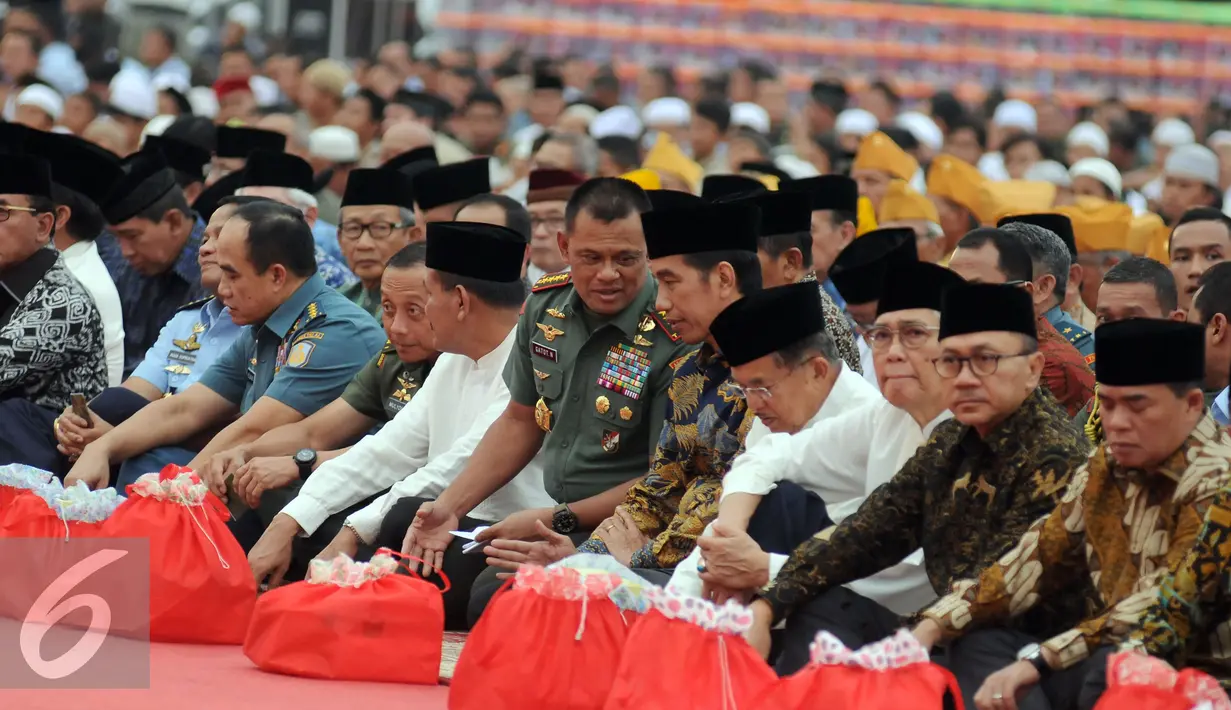 Presiden RI Joko Widodo (kelima kanan) menyimak pernyataan Panglima TNI Jenderal TNI Gatot Nurmantyo jelang buka puasa bersama di Mabes TNI, Jakarta, Senin (27/6). Acara juga dihadiri sejumlah pejabat tinggi negara. (Liputan6.com/Helmi Fithriansyah)
