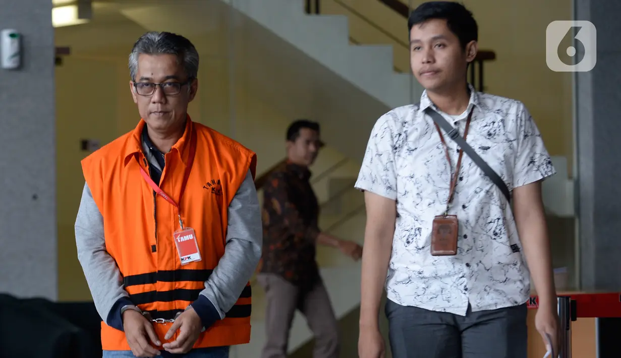 Tersangka sekaligus mantan Kepala Bidang Jalan Dinas PUPR Kabupaten Indramayu, Wempy Triyono seusai menjalani pemeriksaan di gedung KPK Jakarta, Jumat (17/1/2020). Wempy diperiksa terkait kasus dugaan pengaturan proyek di lingkungan Pemkab Indramayu tahun anggaran 2019. (merdeka.com/Dwi Narwoko)