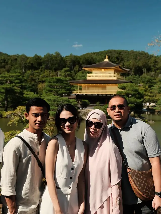6 Momen Pratama Arhan Liburan Bareng Azizah Salsha dan Mertua di Kyoto, Kompak Banget