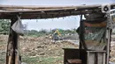 Petugas Dinas SDA Provinsi DKI Jakarta menggunakan alat berat saat mengeruk lumpur di Kali Ciliwung Segmen Kanal Banjir Barat (KBB), Tanah Abang, Kamis (30/9/2021). Gerebek Lumpur dilakukan secara serentak di lima wilayah Ibu Kota. (merdeka.com/Iqbal S. Nugroho)