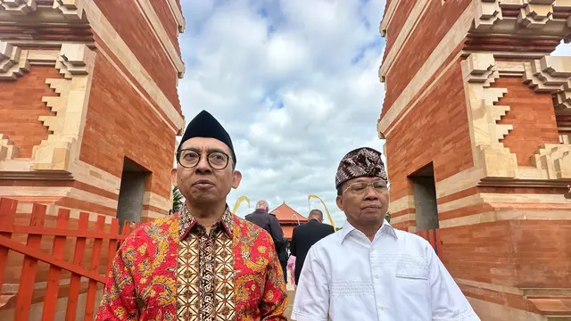 Menteri Kebudayaan RI Fadli Zon (kiri) dan Gubernur Bali Wayan Koster (kanan) dalam peresmian Bali Cultural Park yang terletak di Resor Dolinna Charlotty, Słupsk, Polandia, Senin (16/6/2025). (Liputan6.com/Benedikta Miranti)