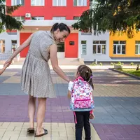Budaya mengantri harus diajarkan secara konsisten oleh orangtua maupun pendidik. Anak-anak dibiasakan berdiri dalam barisan lurus tanpa saling dorong. (foto/dok: freepik/pvproductions)