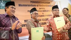 Direktur Utama Pertamina Dwi Soetjipto (kiri) bersalaman dengan Ketua Umum PBNU KH Said Aqil Siroj usai saat penandatanganan nota kesepahaman (MoU) di Gedung PBNU, Jakarta, Rabu (4/1). (Liputan6.com/Faizal Fanani)