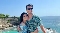 Tampilan santai bisa digunakan seperti pasangan Titi Kamal dan Christian Sugiono ini. Titi tampil dengan mini dress warna biru model off shoulder, serasi dengan Christian Sugiono berkemeja hijau dengan celana birunya. [@titi_kamall]