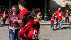 Ekspresi panik sejumlah warga saat tragedi penembakan di parade kemenangan Kansas City Chiefs setelah memenangkan Super Bowl LVIII di Kansas City, Missouri, Amerika Serikat, Rabu (14/02/2024) waktu setempat. Sebanyak 21 orang terluka dan satu orang meninggal dunia akibat teror tersebut. (AFP/Andrew Caballero-Reynolds)