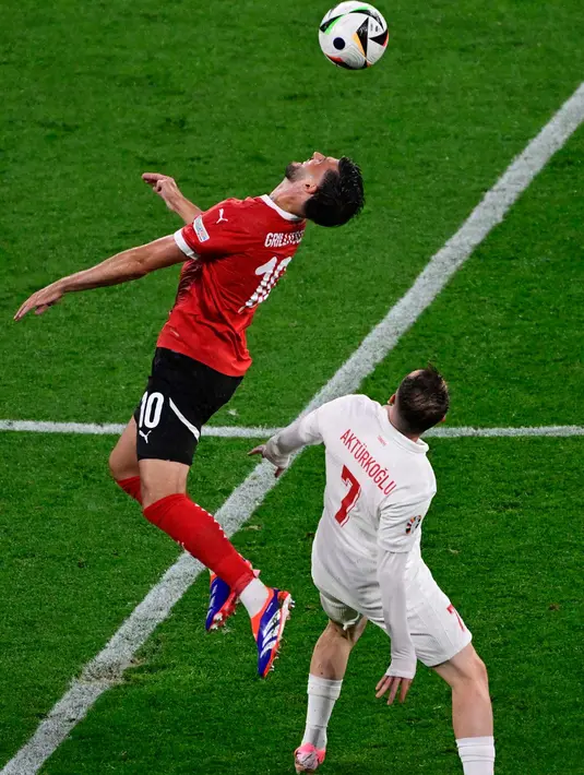 Tertinggal 0-1 dari Turki, Austria meningkatkan pola permainan. (JOHN MACDOUGALL/AFP)