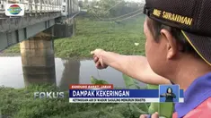 Warga Bandung Barat manfaatkan danau yang mengering akibat kekeringan untuk bercocok tanam.
