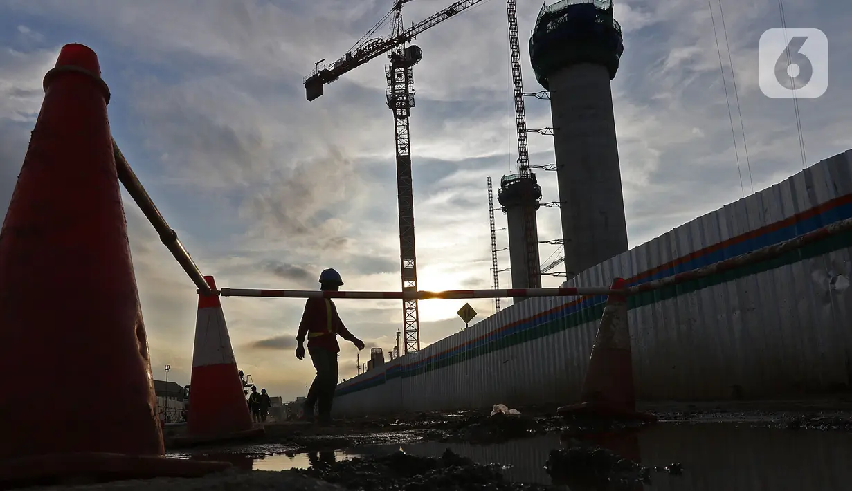 Pekerja menyelesaikan pembangunan Jakarta International Stadium atau Stadion Bersih, Manusiawi, dan Wibawa (BMW) di kawasan Papanggo, Tanjung Priok, Jakarta, Selasa (10/3/2020). Pembangunan stadion ini telah mencapai tahap pengerjaan struktur bagian bawah dan atas. (Liputan6.com/Herman Zakharia)