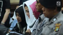 Istri Setya Novanto, Deisti Astriani Tagor membaca berkas saat mengikuti sidang lanjutan dugaan korupsi E-KTP di Pengadilan Tipikor, Jakarta, Rabu (20/12). Sidang beragendakan pembacaan eksepsi dakwaan oleh kuasa hukum. (Liputan6.com/Helmi Fithriansyah)