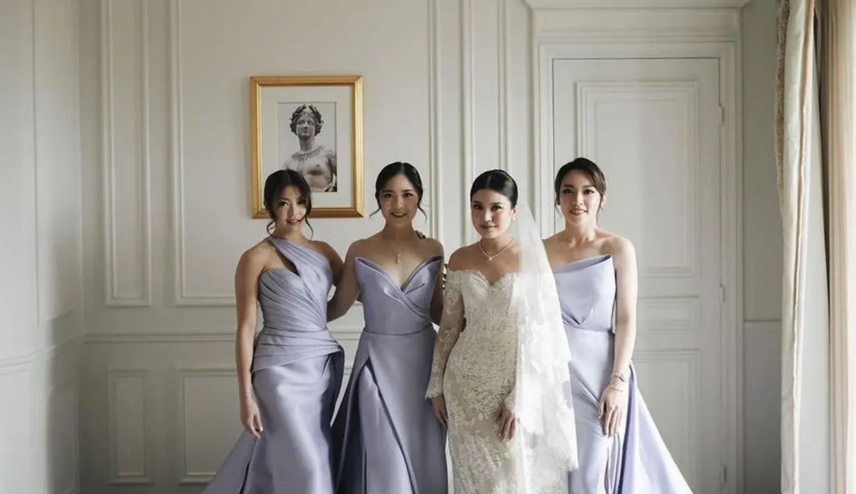 Menikah dengan Kevin Sanjaya di Paris, Valencia Tanoe mengenakan gaun off shoulder putih dengan train menyapu lantai dan veil nya. Gaun tersebut dibuat oleh Zuhair Murad. [@valenciatanoe]