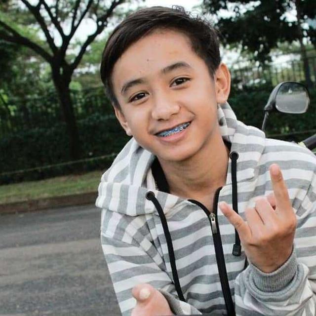 Fakta Bowo Alpenliebe Artis Tik Tok Yang Dikerubuti Remaja Masa Kini Showbiz Liputan6 Com Dulu aku dibully, sekarang dia mendownload main tik tok ya kan.