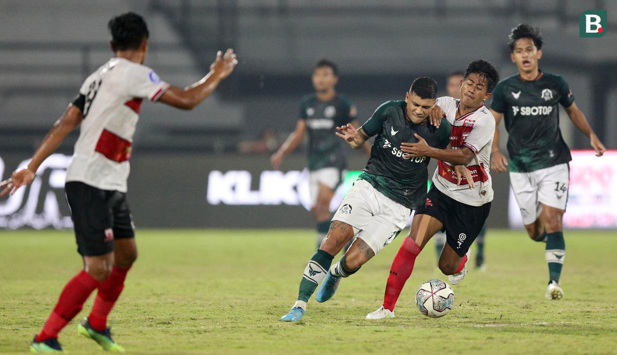 Di awal laga, permainan berjalan dengan tempo cepat. Persikabo 1973 maupun Madura United berusaha melancarkan serangan ke daerah pertahanan lawan. (Bola.com/M Iqbal Ichsan)