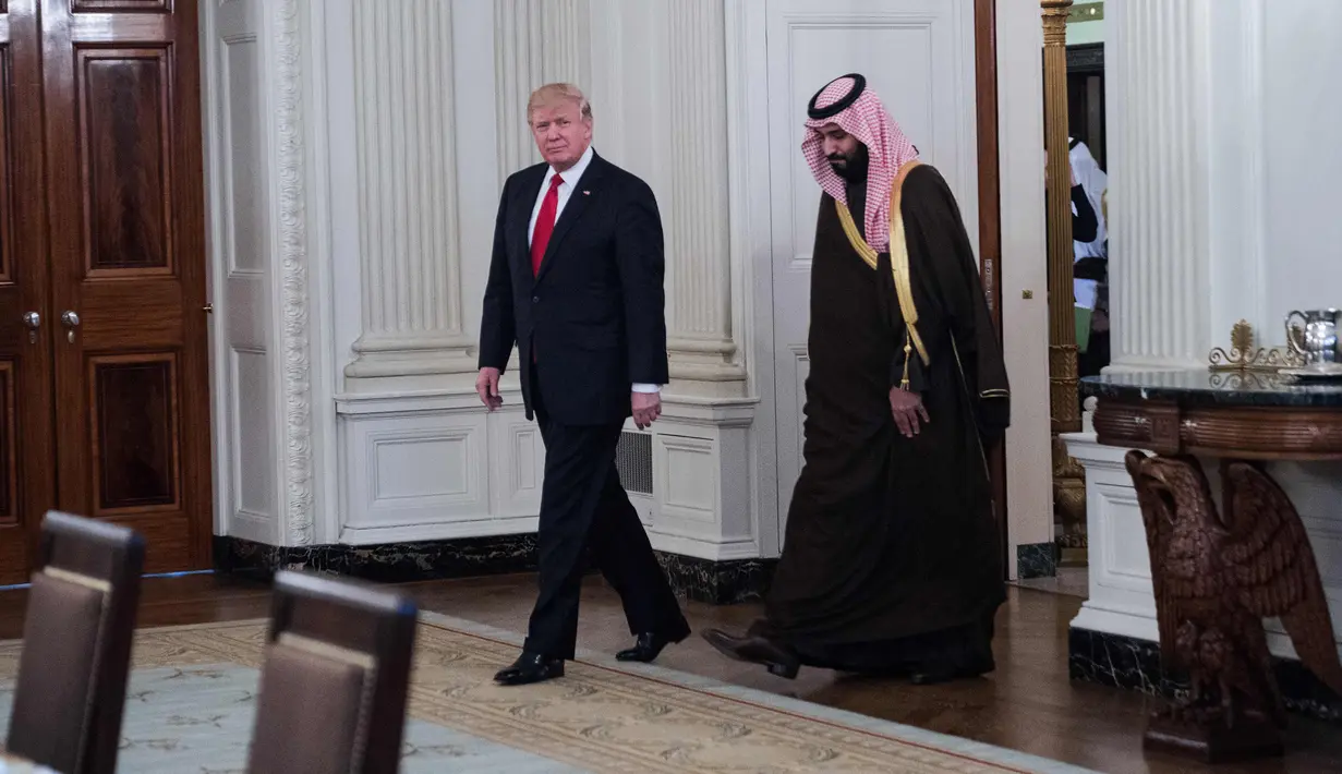 Presiden AS, Donald Trump dan Wakil Putra Mahkota Arab Saudi, Mohammed bin Salman menuju ruang makan resmi Gedung Putih, Selasa (14/3). Pertemuan dengan Mohammed merupakan yang pertama kalinya sejak Trump dilantik sebagai presiden. (NICHOLAS KAMM/AFP)