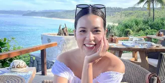 Dalam sebuah postingan foto di akun Instagram pribadinya, Raisa terlihat cantik dengan mengenakan busana berwarna putih. Pemandangan pantai seakan menyempurnakan penampilan cantik Raisa. (Foto: instagram.com/raisa6690)