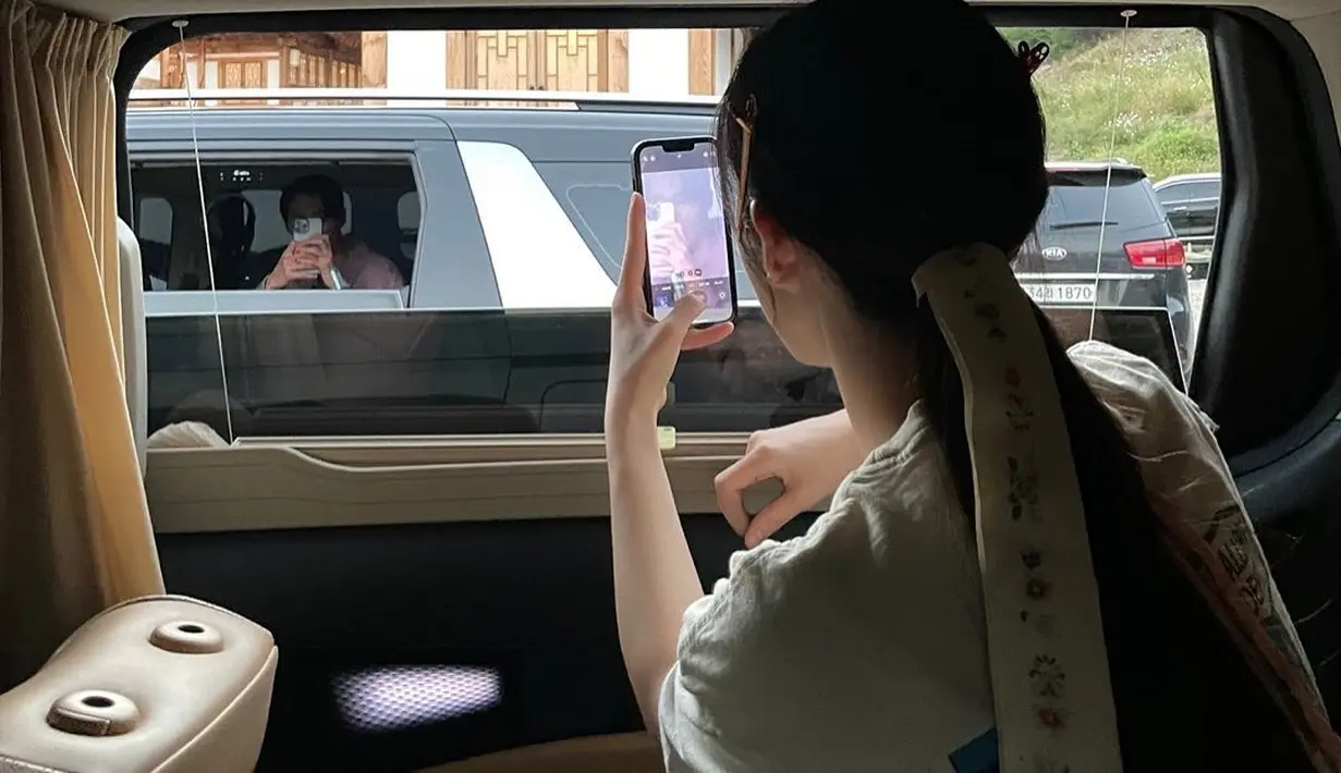 Foto ini diambil saat Go Yoon Jung memotret Lee Jae Wook dari dalam mobilnya. Jika diperhatikan lebih teliti, Lee Jae Wook juga melakukan hal yang sama, memotret Go Yoon Jung dari dalam mobilnya. Gemas, bukan? Foto: Instagram.