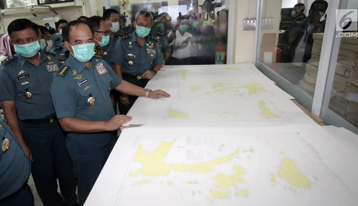 KSAL Laksamana TNI Ade Supandi meninjau salah satu ruangan seusai meresmikan Anjungan Utama Pusat Hidrografi dan Oseanografi TNI Angkatan Laut (Pushidrosal) di Mako Pushidrosal, Ancol, Jakarta Utara, Kamis (18/1). (Liputan6.com/Arya Manggala)