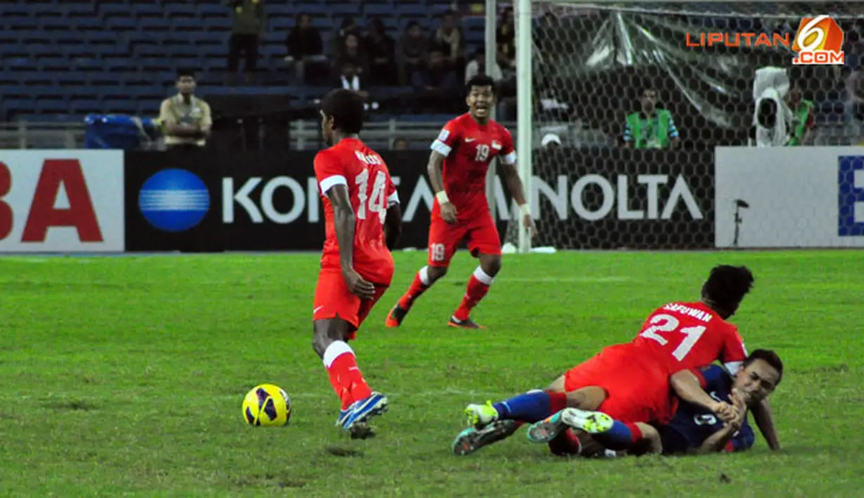 Benturan keras antara pemain Malaysia dan Singapura dalam Laga Piala AFF Suzuki 2012 di Stadion Bukit Jalil, Kuala Lumpur, Malaysia, minggu 25 November 2012. pertandingan berakhir 0-3 untuk Singapura.