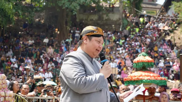 Menteri Koordinator Bidang Perekonomian Airlangga Hartarto menghadiri prosesi acara puncak Saparan Apem Yaa Qawiyyu, Jumat (23/8/2024). (Dok Kemenko Perekonomian)