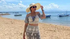 Penampilan Tessa Kaunang selalu berhasil menarik perhatian netizen lewat setiap unggahannya di instagram. Pemain film Bebek Belur ini tampil kece saat plesir ke Pantai Sanur, Bali. Dengan outfit warna monokrom, pesonanya terpancar cerah saat berpadu dengan pemandangan birunya langit dan air laut. (Liputan6.com/IG/@tessakaunang_tuiit)