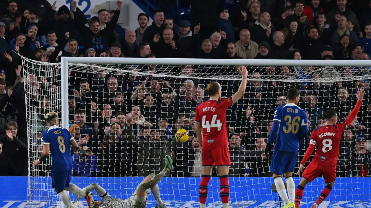 Enzo Fernandez mencetak gol saat Chelsea melawan Preston di Piala FA