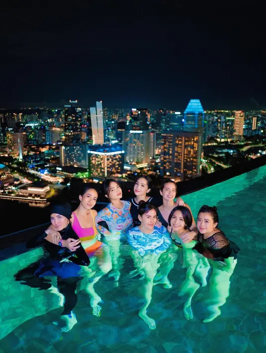 Meski mengaku tak ikut marathon, Fuji tampak menikmati malam bersama. Fuji tampak ikut renang bersama Nia Ramadhani, Nagita Slavina, Syahnaz, Caca Tengker Gita Janu dan Shandy Purnamasari. [Instagram/fuji_an]