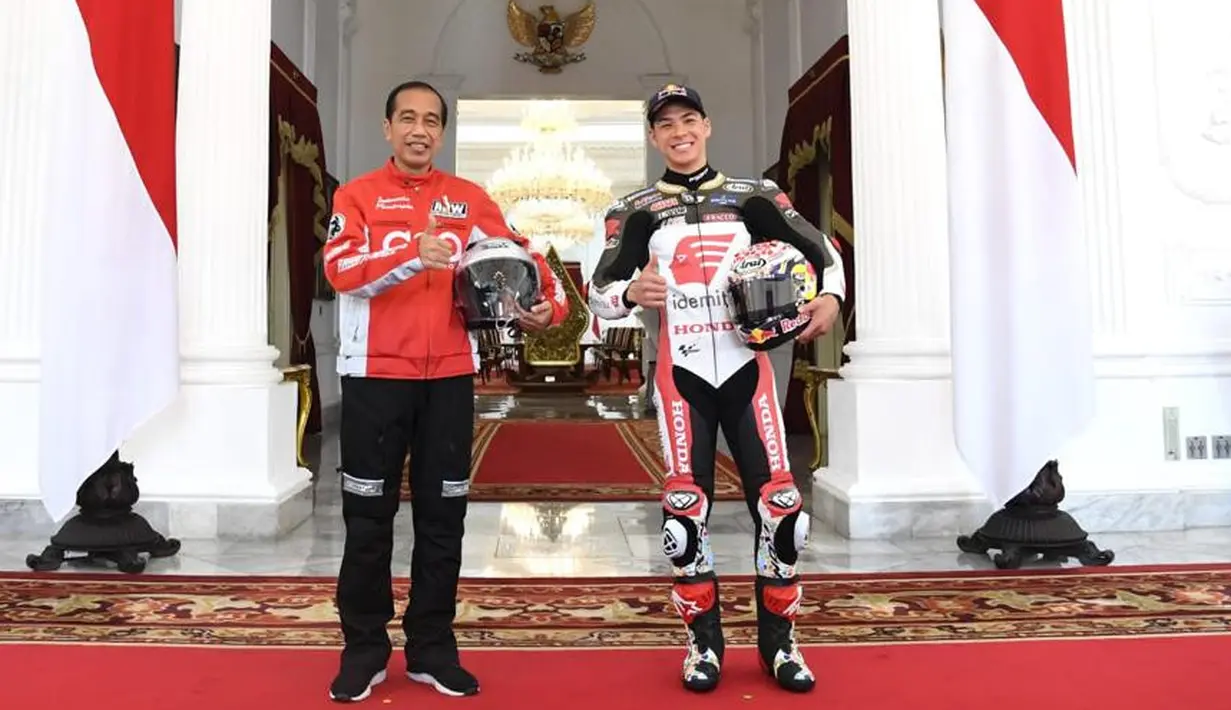Presiden Joko Widodo berfoto dengan pembalap LCR Honda Idemitsu, Takaaki Nakagami di Istana Merdeka, Jakarta, Rabu (16/3/2022). Para pembalap datang dengan memakai setelah baju khusus balap motor yang akan dipakai dalam Grand Prix Indonesia di Mandalika pada 20 Maret 2022 (Lukas - Biro Pers/Setpres)
