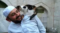 Saat cuaca dingin, seorang imam baik hati membiarkan kucing-kucing masuk ke masjidnya.