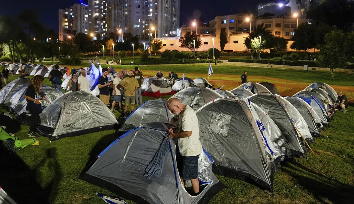 <p>Mereka menyelesaikan perjalanan terakhirnya selama empat hari sekitar 70 kilometer (45 mil) dari Tel Aviv ke parlemen Israel. (AP Photo/Ohad Zwigenberg)</p>