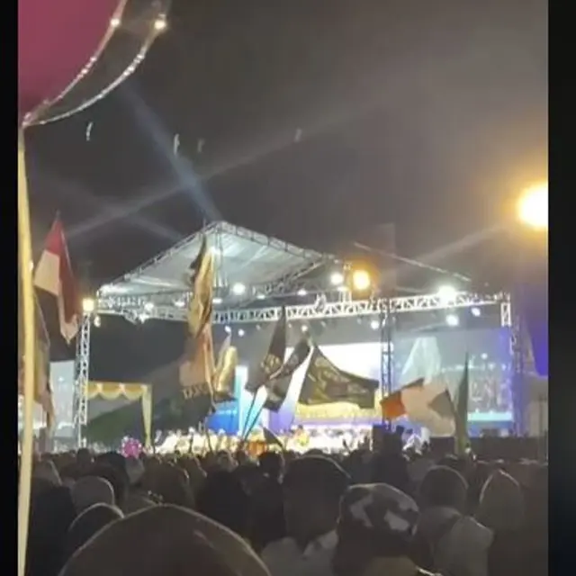 Viral Wanita Turis Asing Ikut Nonton Selawat di Bali, Pakaiannya Bikin Salah Fokus