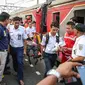 Seorang masinis yang terjepit akibat tabrakan KRL di Stasiun Juanda berhasil diselamatkan, Jakarta, Rabu (23/9/2015). KRL nomor 1156 rute Kota - Bogor menabrak KRL 1154 tujuan sama saat tengah stand by di Stasiun Juanda.(Liputan6.com/Faizal Fanani)