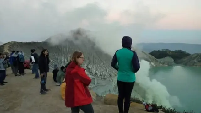 Wisatawan manca negara sedng menikamti pesona Gunung Ijen (Istimewa)