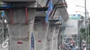 Pembangunan Jalan Layang Non Tol (JLNT) khusus Transjakarta Tendean-Ciledug memasuki pembangunan tahap akhir, Jakarta, Kamis (6/10). Sesuai rencana pembangunan Jalan Layang ini diperkirakan rampung Desember 2016 mendatang. (Liputan6.com/Yoppy Renato)