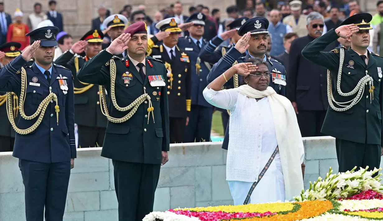 Presiden India, Droupadi Murmu memberikan penghormatan di tugu peringatan Mahatma Gandhi di Rajghat pada hari ulang tahun kematian Gandhi di New Delhi, India, Senin (30/1/2023). Pada 30 Januari 1948, pemimpin spiritual dan gerakan politik kemerdekaan India Mahatma Gandhi tewas terbunuh. Mahatma Gandhi tewas ditembak oleh seorang ekstremis Hindu Nathuram Godse. (Sajjad HUSSAIN/AFP)