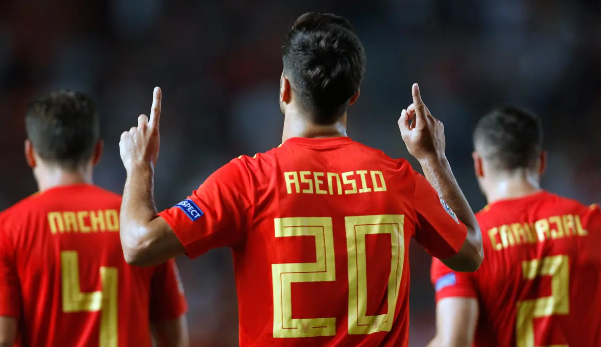 Gelandang Spanyol, Marco Asensio berselebrasi usai mencetak gol kedua ke gawang Kroasia selama pertandingan UEFA Nations League di stadion Manuel Martinez Valero, Spanyol (11/9). Spanyol menang telak atas Kroasia 6-0. (AP Photo/Alberto Saiz)
