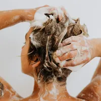 Ilustrasi perempuan keramas. (c)Kaboompics.com/Pexels.com