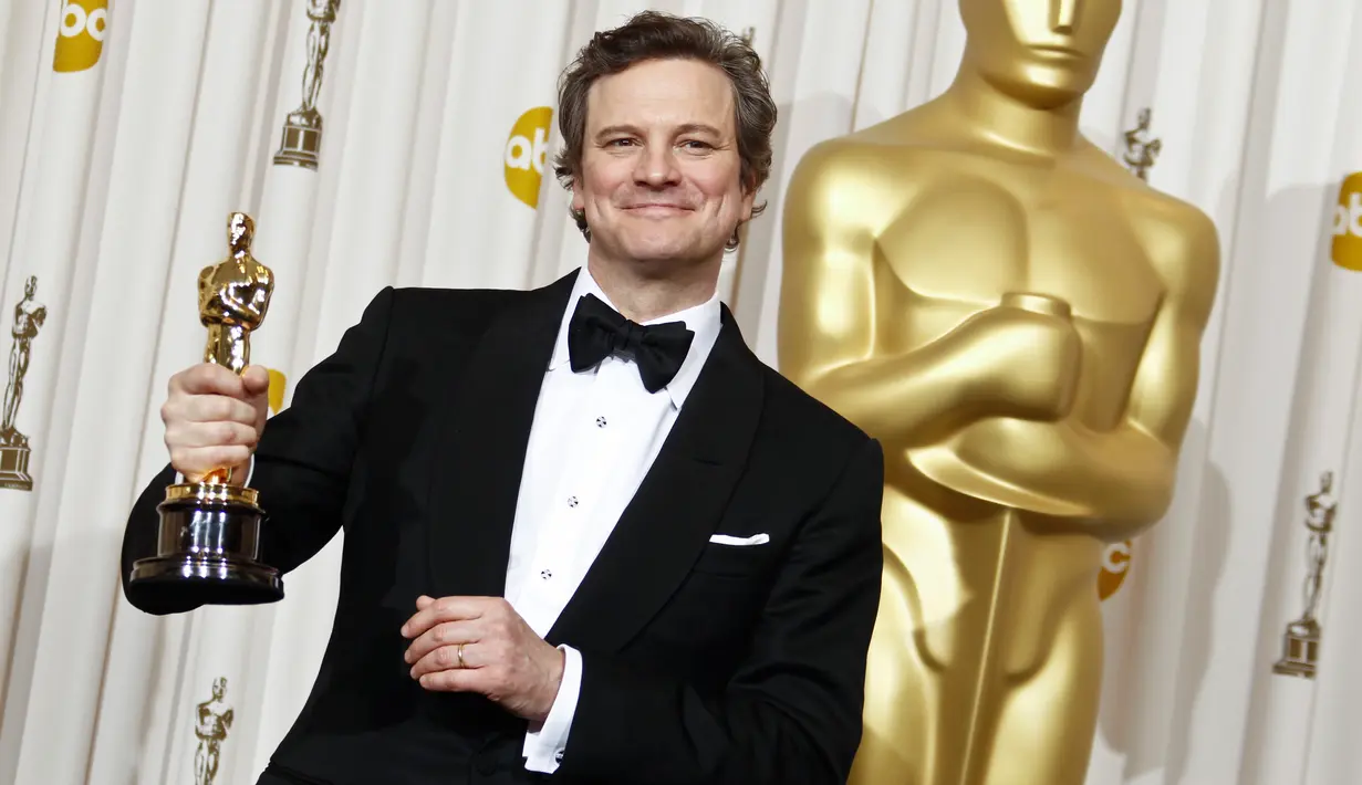 Aktor Inggris Colin Firth meraih piala Oscar 2011 untuk kategori bergengsi, Aktor Terbaik Pria. Firth menang lewat perannya sebagai Raja George VI di "The King's Speech". (AP Photo/Matt Sayles)