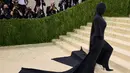 Siapa bisa melupakan penampilan Kim Kardashian dalam balutan gaun Balenciaga di Met Gala kemarin? Gaun ini merupakan rancangan Kanye West yang bekerjasama dengan Demna Gvasalia. Foto: Vogue.
