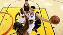 Guard Warriors, Stephen Curry #30 mencoba memasukan bola saat dihadang LeBron James #23 pada laga Final NBA di Oracle Arena, Senin (6/6/2016) WIB. (Mandatory Credit: Bob Donnan-USA TODAY Sports)
