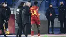 Setelah unggul dua gol, AS Roma harus bermain dengan 10 orang pada masa injury time (90+3'). Anak asuh kesayangan Mourinho, Felex Afena-Gyan, diusir wasit usai menerima kartu kuning kedua. (AFP/Filippo Monteforte)
