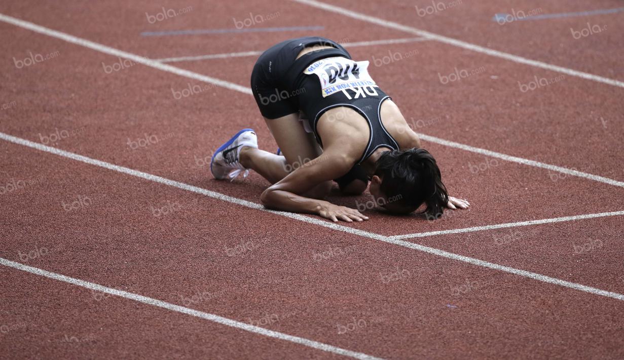 Ekspresi atlet DKI Jakarta, Rini Budiarti setelah finis pertama dalam final lari 5000m putri PON XIX Jawa Barat 2016 di Stadion Pakansari, Bogor, Kamis (22/9/2016). Rini adalah peraih emas 3000m halang rintang SEA Games 2015. (Bola.com/Arief Bagus)