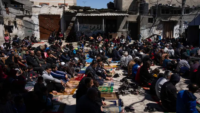 Warga Palestina Salat Jumat Pertama Ramadan di Samping Reruntuhan Masjid