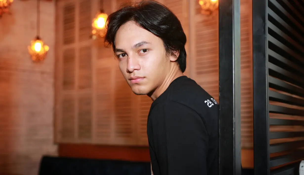 Masih seperti web series yang digarap tujuh episode, dalam layar lebar, Jefri Nichol kembali memerankan Hema. Seorang pemuda yang dikisahkan terobsesi dengan cintanya pada alam. (Adrian Putra/Bintang.com)