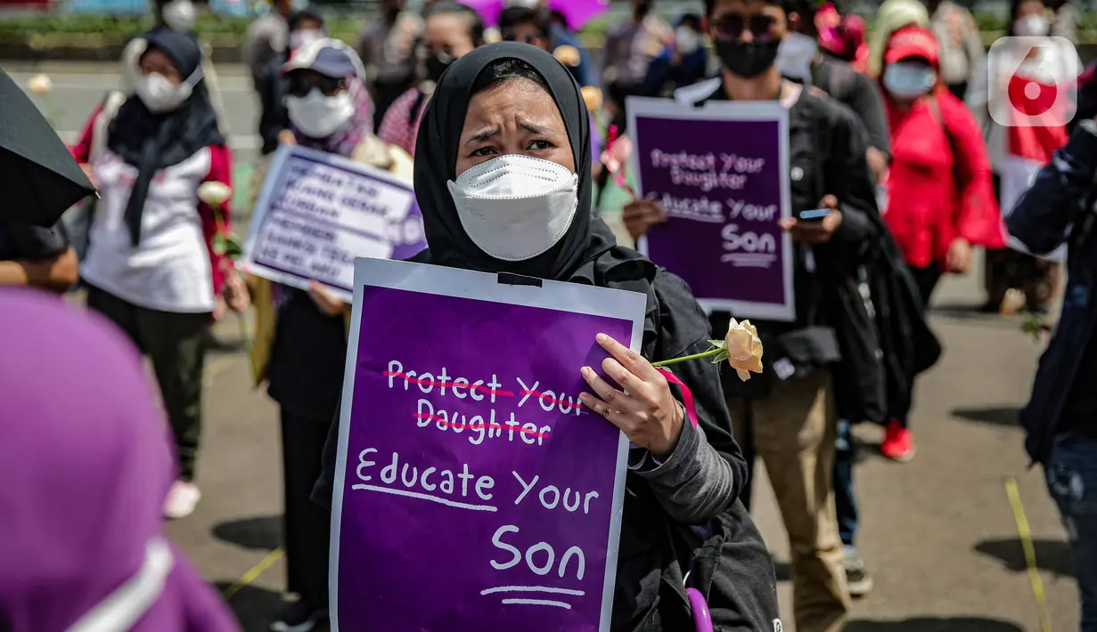 Massa dari Jaringan Pembela Hak Perempuan Korban Kekerasan Seksual melakukan unjuk rasa di depan Gedung DPR, Jakarta, Rabu (22/12/2021). Mereka mendesak DPR mengesahkan rancangan undang-undang Tindak Pidana Kekerasan Seksual (RUU TPKS) sebagai RUU Inisiatif DPR RI. (Liputan6.com/Faizal Fanani)