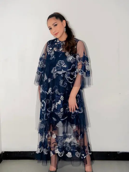 Fashion stylist Wanda Hara tampak melengkapi looks Nagita dengan perhiasan Clemence Ellery. [@raffinagita1717/wanda_haraa].