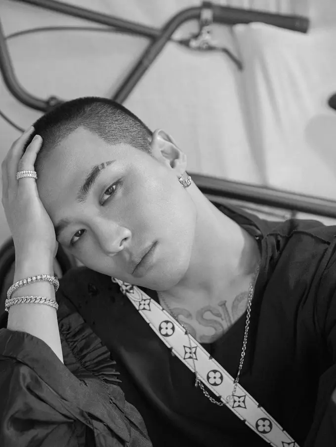[Bintang] Sambil Bersujud, Taeyang BigBang Pamit Berangkat Wajib Militer