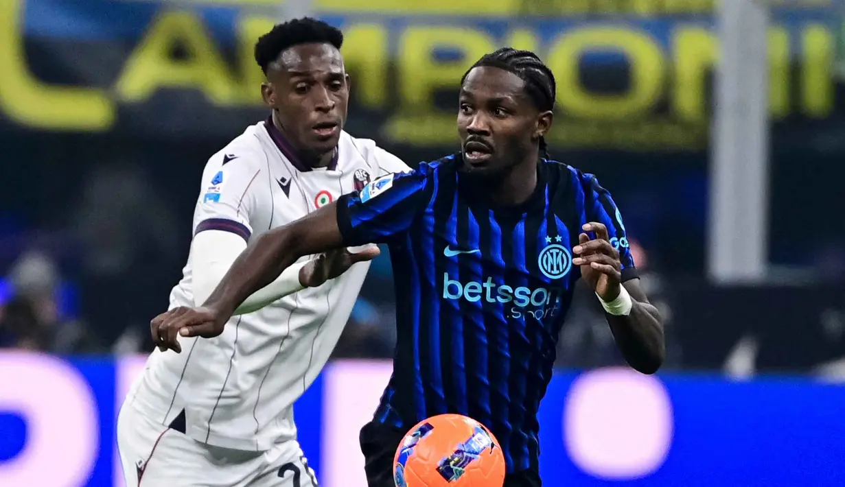 Skor 3-1 tidak berubah hingga akhir pertandingan. Tampak dalam foto, bek Bologna asal Kolombia, Jhon Lucumi (kiri) dan penyerang Inter Milan asal Prancis, Marcus Thuram (kanan), berebut bola selama pertandingan pekan ke-17 Serie A Italia di Stadion San Siro, Milan, Minggu (4/1/2026) waktu setempat atau Senin (5/1/2026) dini hari WIB. (Piero CRUCIATTI/AFP)