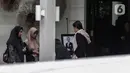 Kerabat saat berada di rumah duka almarhum Ashraf Sinclair di kawasan Pejaten Barat IV, Jakarta, Selasa (18/2/2020). Suami Bunga Citra Lestari, Ashraf Sinclair, meninggal dunia di usia 40 tahun diduga akibat serangan jantung pada Selasa 18 Februari 2020 pukul 3.40 pagi. (Liputan6.com/Faizal Fanani)