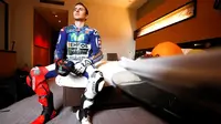 Juara dunia MotoGP 2015, Jorge Lorenzo, berbicara mengenai sisi lainnya mencintai dunia sepak bola, termasuk menikmati persaingan antara bintang Barcelona, Lionel Messi, dan bomber Real Madrid, Cristano Ronaldo. (FIFA)